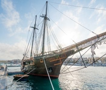 Barca nave pirata in vendita in un porto turistico