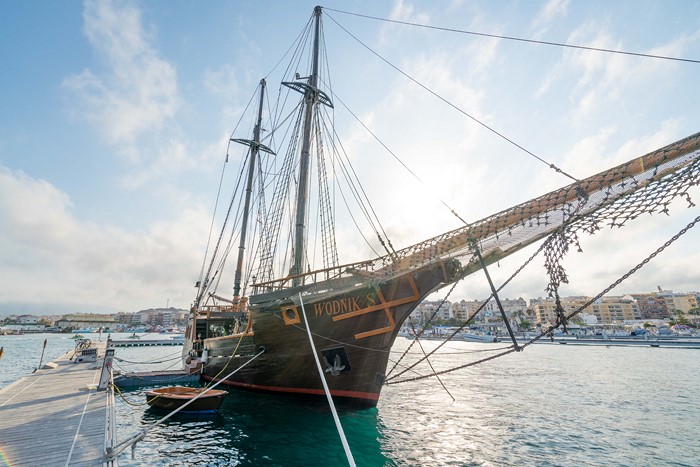 Barca nave pirata in vendita in un porto turistico