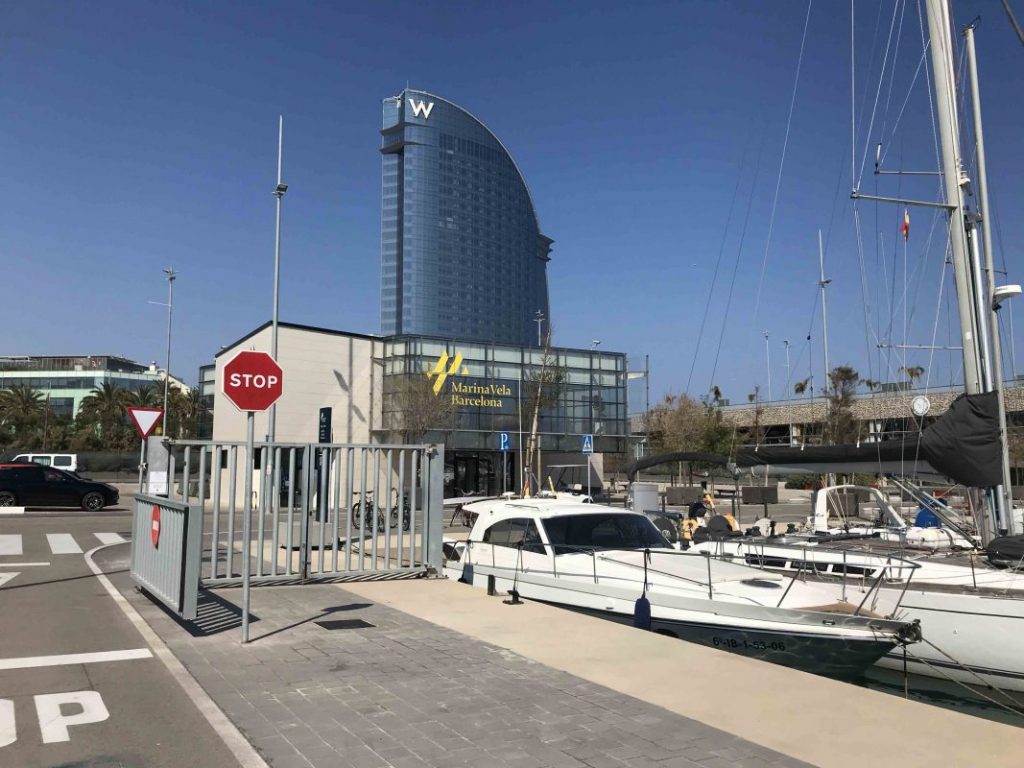 Hotel W Marina Vela Barcelona Spanien Yachthafen Anlegen