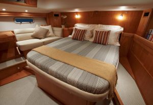Lit cabine maître Sailing Yacht Oyster 54 A vendre plan mer