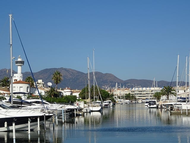 Amarrages de bateaux sur la lagune d'Empuriabrava