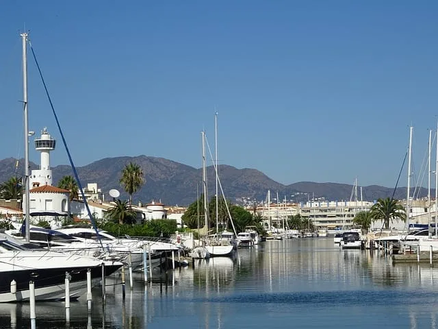 Bootsanlegeplätze in der Lagune von Empuriabrava