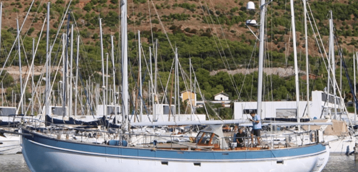 Sailing Ketch viene spostato a Port Ginesta