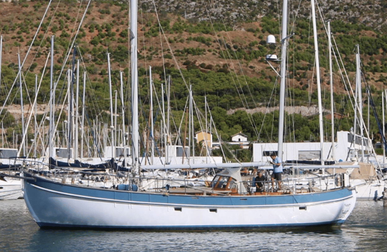 Sailing Ketch viene spostato a Port Ginesta
