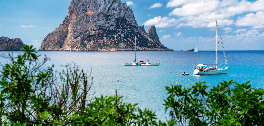 navegar en barco a ibiza