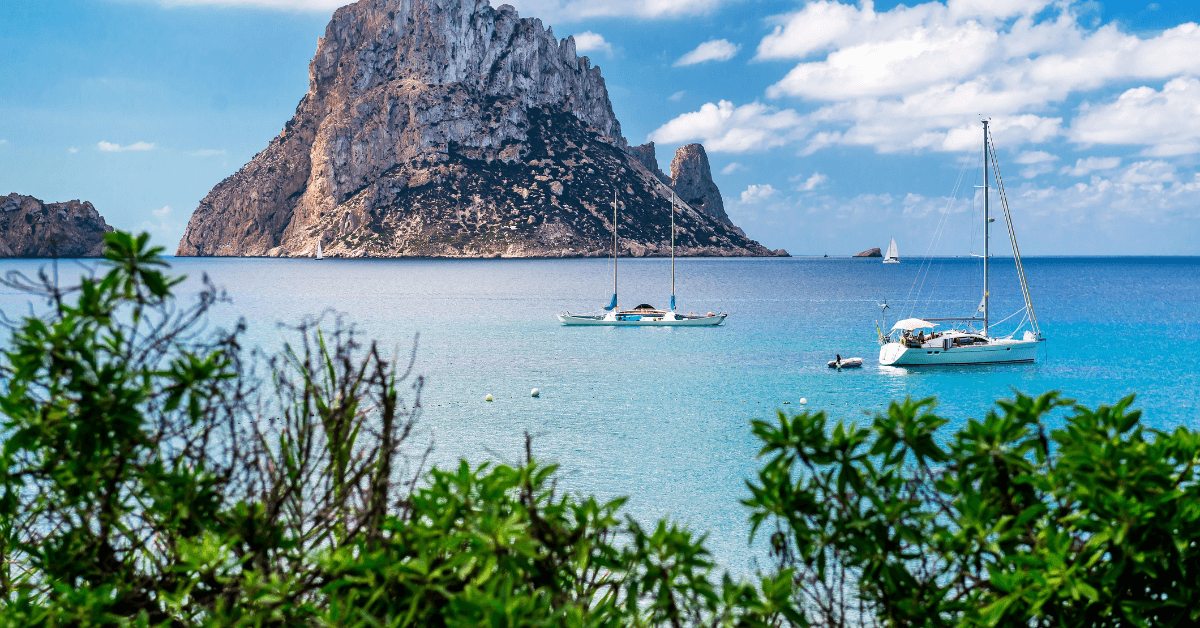 navegar en barco a ibiza